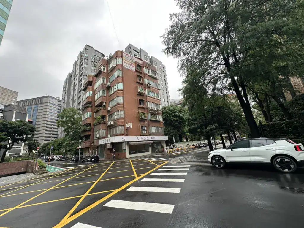 承繼實體店附近有大量汽機車停車格，也有空位可以臨停