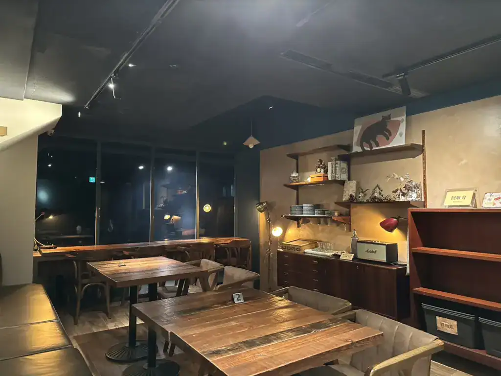 深夜裡的法國手工甜點內用環境