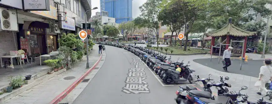 深法附近的復興南路一段 122 巷內有大量機車停車位
